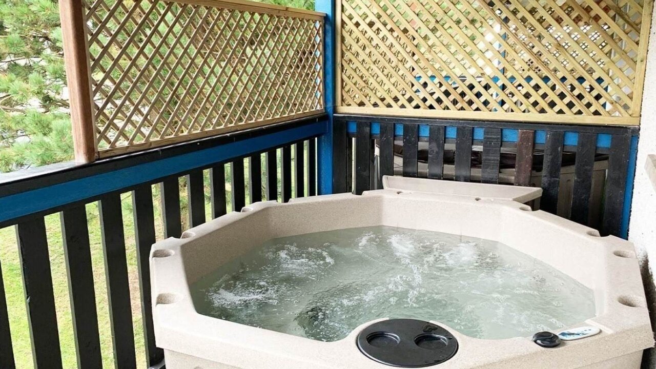 Photo of 2 bed sleeps 6 with hot tub. 