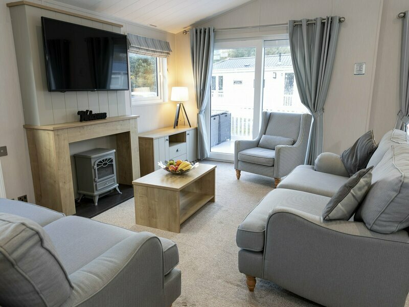 Platinum 3 bedroom lodge with hot tub & decking Platinum 3 bedroom lodge with hot tub & decking Lodge in Caernarfon